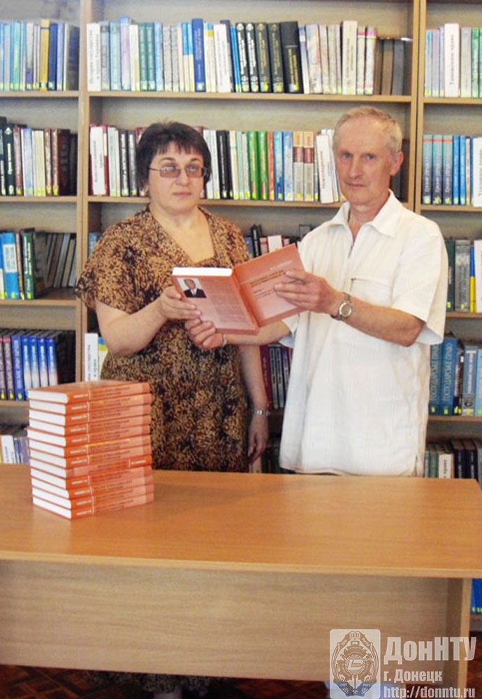 Заведующая отделом библиотеки Н. А. Геллер и А. В. Марченко