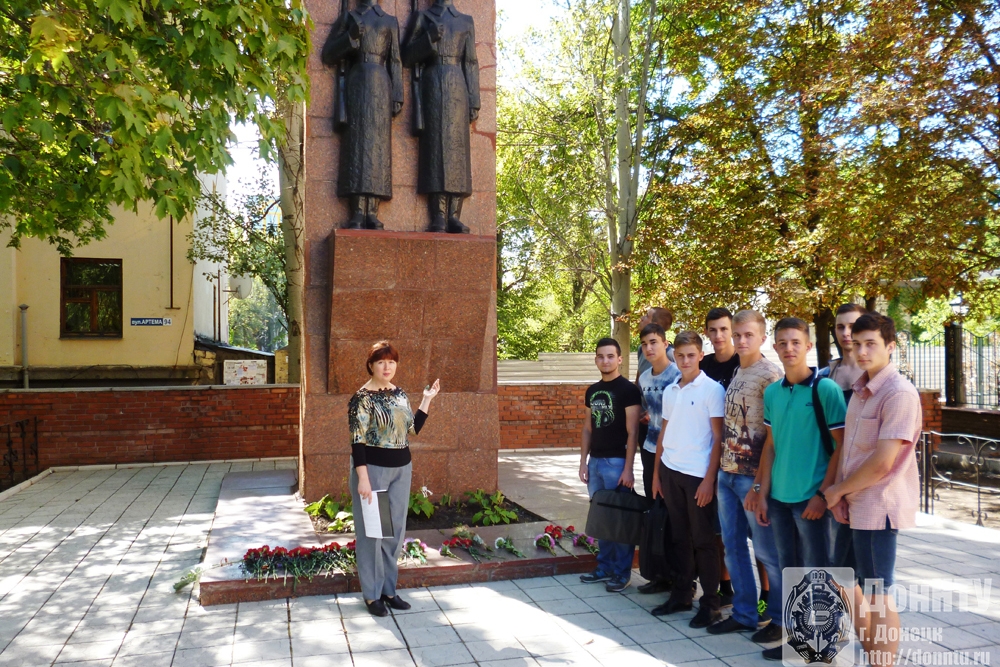 Памятник павшим в боях Великой Отечественной войны преподавателям, студентам и сотрудникам ДПИ