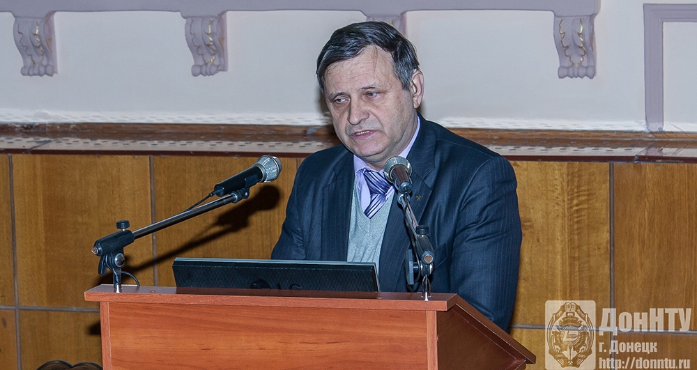 Выступает декан ГФ, профессор С. В. Борщевский