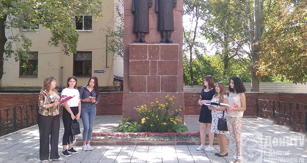 Литературная викторина ко Дню освобождения Донбасса «Не забыть нам эту дату»