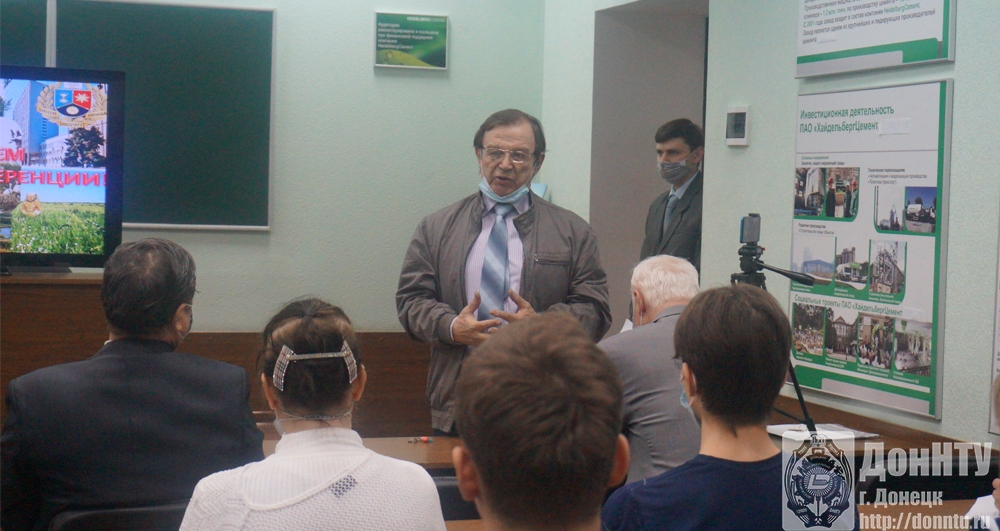 Завкафедрой прикладной экологии и охраны окружающей среды В.В. Шаповалов
