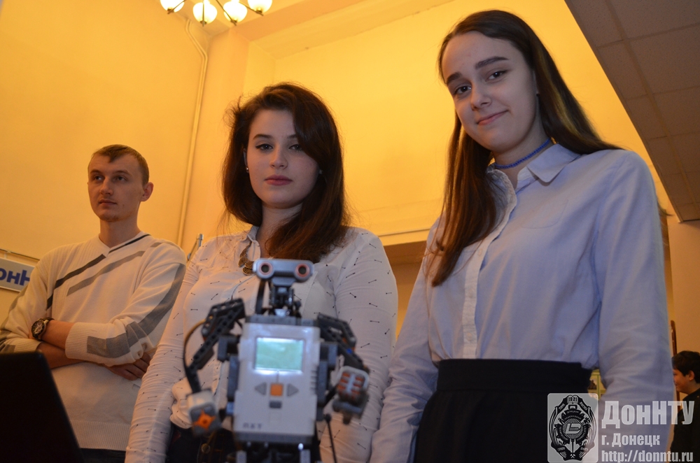 Студентки ДонНТУ П. Гримало и А. Дробитько с роботом Chapie Lego