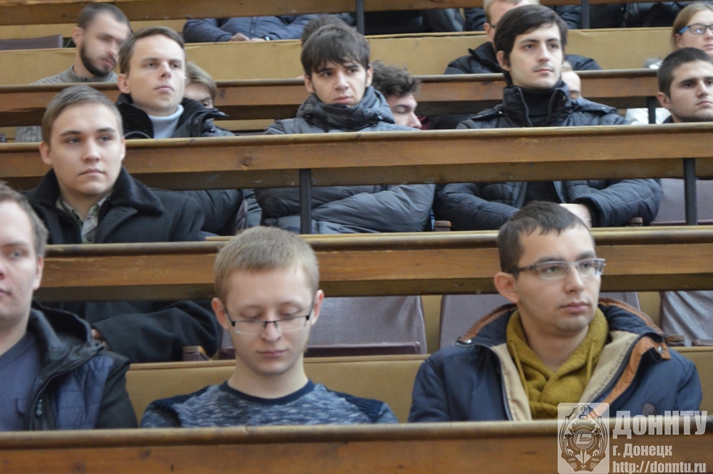  Студенты-участники пленарного заседания