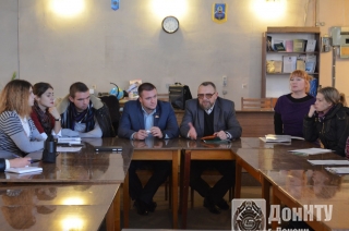 С.С. Завдовеев и Н.П. Рагозин на заседании дискуссионного клуба