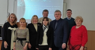 Ксения Казакова (четвертая слева) с представителями ДонНТУ