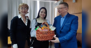 Генеральный директор регионального представительства ООО «Мартин» вручает приз Евгении Савчук