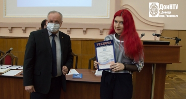 Грамоту получает А. Суворина, студентка ФКНТ