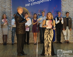 Вручение диплома победительнице фестиваля И. Кучеевой (ИЭФ)