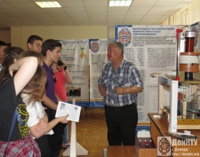 Начальник отдела проектно-конструкторской работы студентов А. В. Булахов демонстрирует катушку Теслы