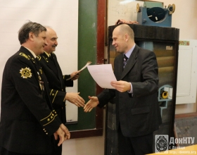 Награждение почетной грамотой представителя Государственного Комитета Гортехнадзора ДНР А. Н. Макшеева