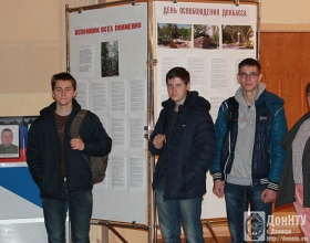 Студенты у стендов «Вспомним всех поименно» и «День освобождения Донбасса»