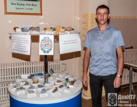 О. Кирсак (ГГФ) демонстрирует коллекции минералов Донбасса