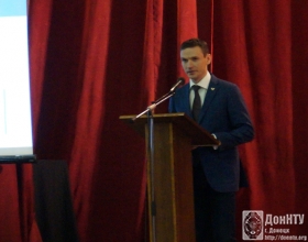 К собравшимся в зале обращается Министр связи ДНР В. В. Яценко