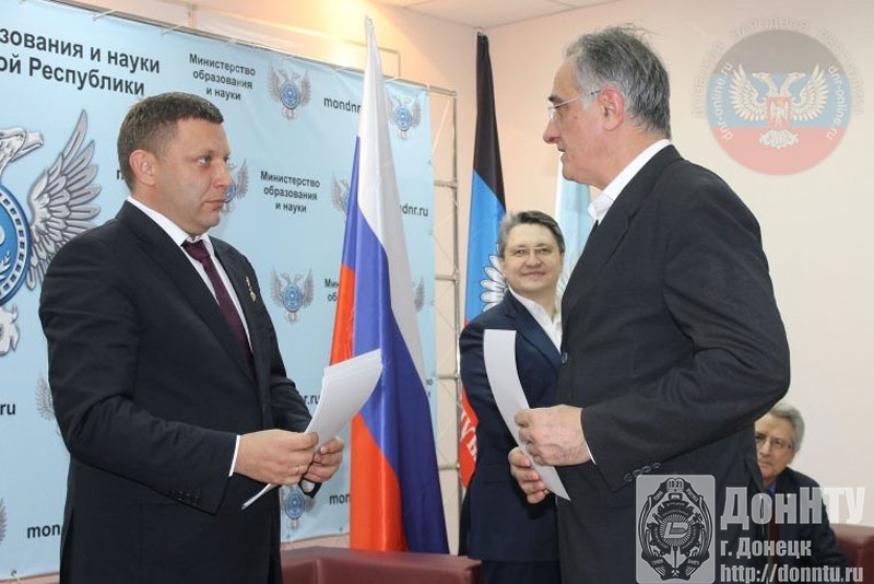 Глава ДНР вручает участникам специальные сертификаты