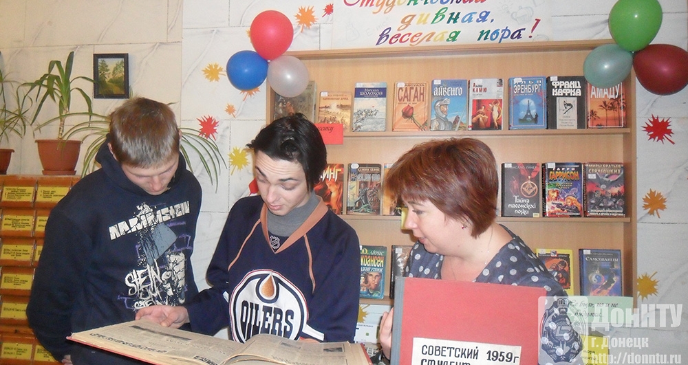 На книжной выставке