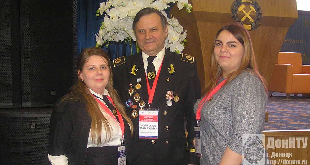 Декан ГФ С. В. Борщевский и дебютантки форума – студентки И. Лобкова и Н. Ефимова