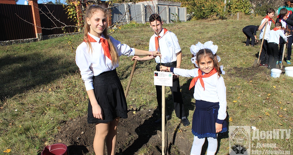 Школьники посадили дерева в честь Ю. Хрунова