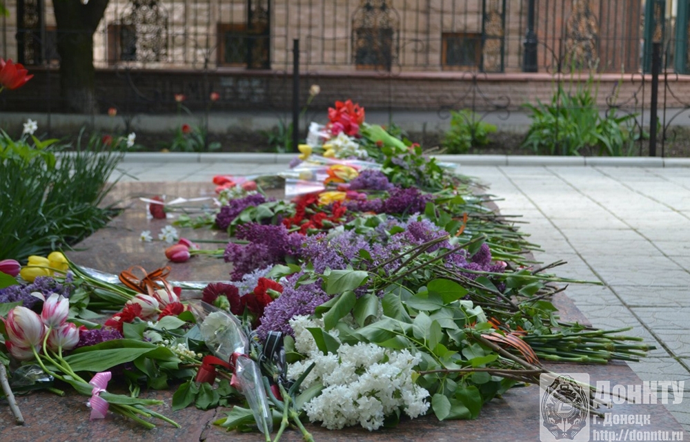 Возложение цветов к памятнику погибшим преподавателям и студентам