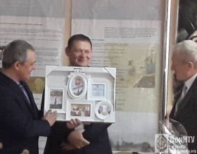 Дмитрий Васильев, Рашит Дубин, Константин Маренич, сувениры школьников г. Снежное