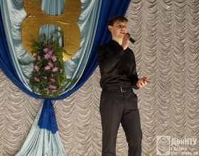 Поет В. Капустин