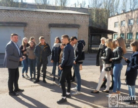 Доцент Д. Н. Самисько знакомит гостей с промышленной зоной института