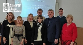 Ксения Казакова (четвертая слева) с представителями ДонНТУ